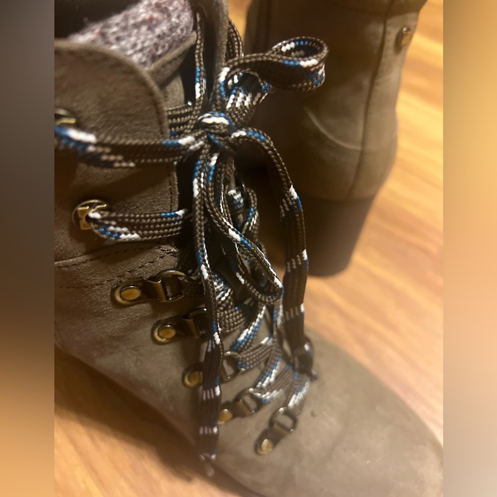 Block Ankle Boot With Zipper On The Side . - image 7